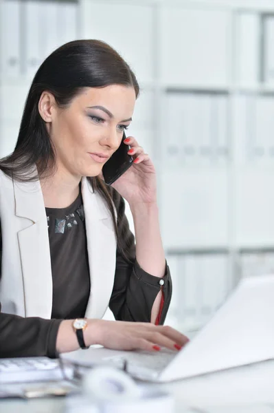 Portrait Beautiful Young Woman Smartphone Working — Stock Photo, Image