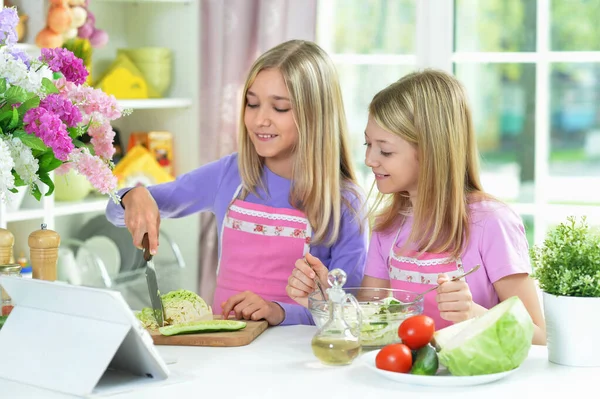 Två Flickor Rosa Förkläden Förbereder Sallad Köksbord Med Tablett — Stockfoto