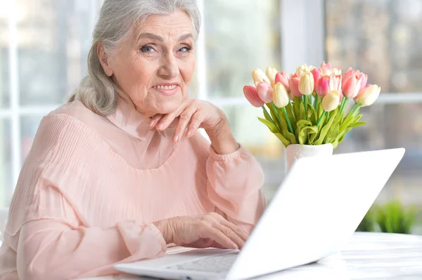 Schöne Seniorin Benutzt Laptop Hause — Stockfoto