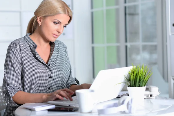 Retrato Mujer Negocios Que Trabaja Cargo —  Fotos de Stock