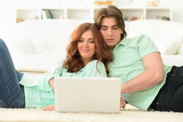 Young Couple Laptop Home — Stock Photo, Image