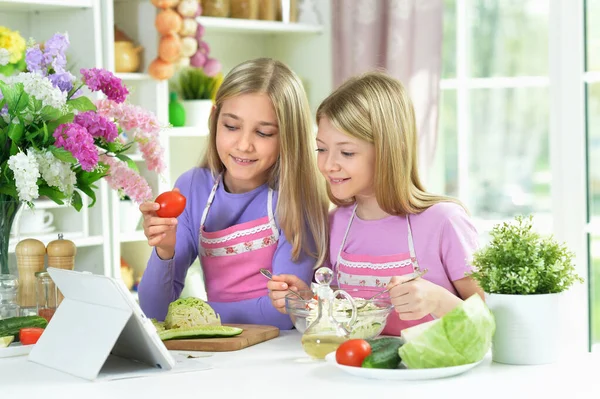 Due Ragazze Grembiuli Rosa Preparare Insalata Sul Tavolo Della Cucina — Foto Stock