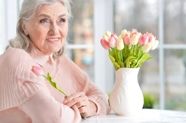 美丽的老年妇女的画像 开着花 — 图库照片