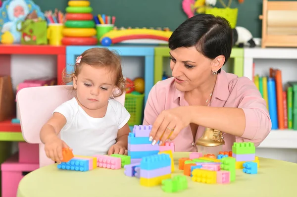 Mała Córka Matka Bawią Się Kolorowymi Plastikowymi Klockami Domu — Zdjęcie stockowe
