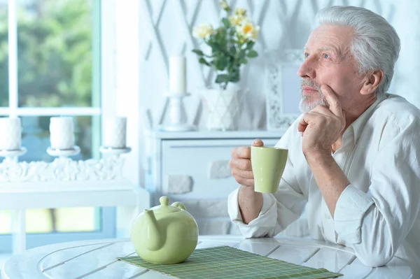 Porträt Eines Lächelnden Seniors Der Hause Tee Trinkt — Stockfoto