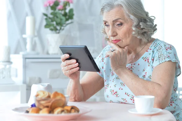 Mooie Oudere Vrouw Met Behulp Van Moderne Tablet — Stockfoto