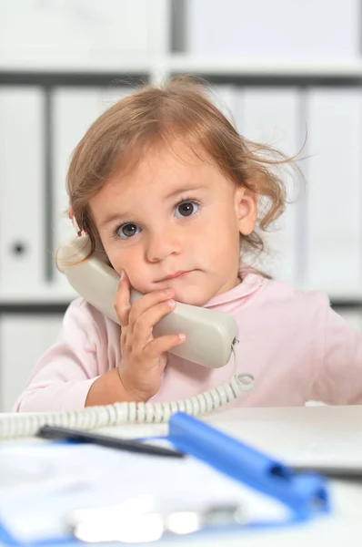 Roztomilé Holčička Pomocí Telefonu Kanceláři — Stock fotografie