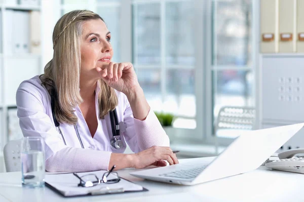 Mujer Mayor Médico Que Trabaja Gabinete — Foto de Stock