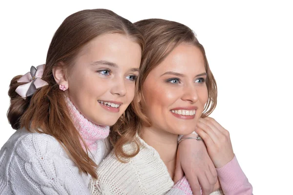 Schöne Mutter Umarmt Ihre Tochter Auf Weißem Hintergrund — Stockfoto