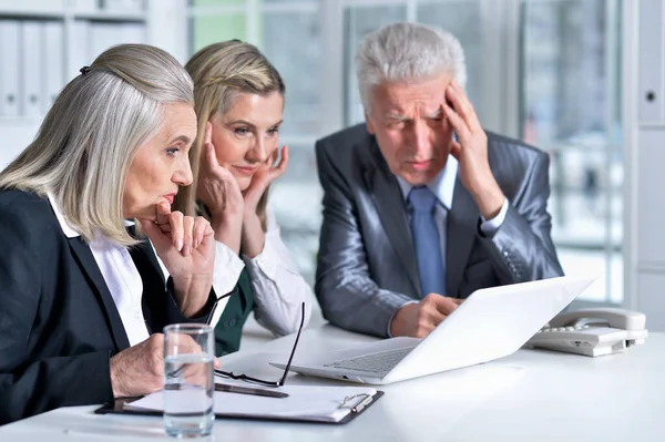 Tres Personas Negocios Maduras Utilizando Ordenador Portátil — Foto de Stock