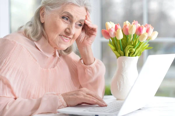 Hermosa Mujer Mayor Utilizando Ordenador Portátil Casa — Foto de Stock