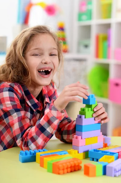 Meisje spelen lego spel — Stockfoto