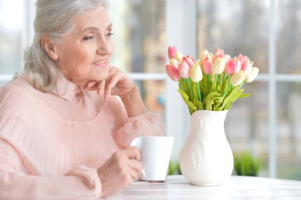 Hermosa Mujer Mayor Bebiendo Casa — Foto de Stock