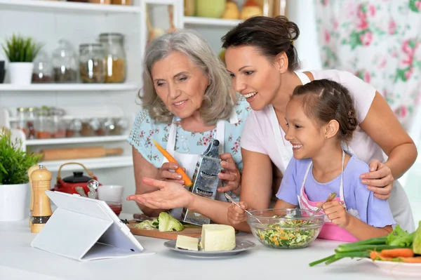 Leende Glad Familj Matlagning Tillsammans Köket — Stockfoto