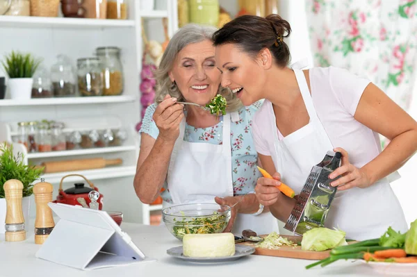 Lachende Senior Moeder Volwassen Dochter Koken Samen Keuken — Stockfoto