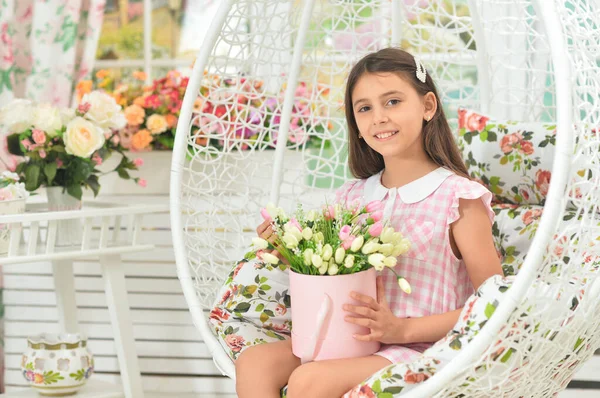 Ragazzina Emotiva Abito Posa Con Fiori — Foto Stock