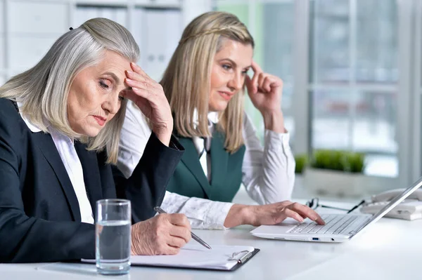 Two Mature Businesswomen Sitting Table Laptop Working Together — Stock Photo, Image