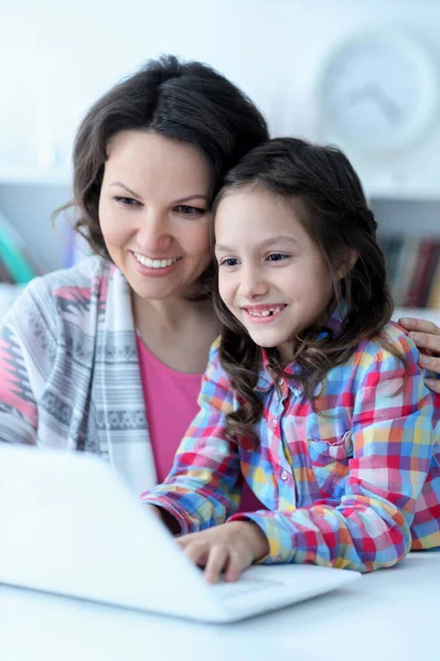 Lycklig Mor Och Dotter Med Laptop Tillsammans — Stockfoto