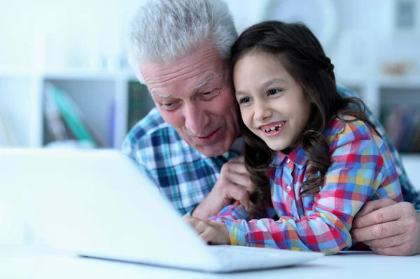 Känslomässig Äldre Man Med Barnbarn Använder Laptop Hemma — Stockfoto