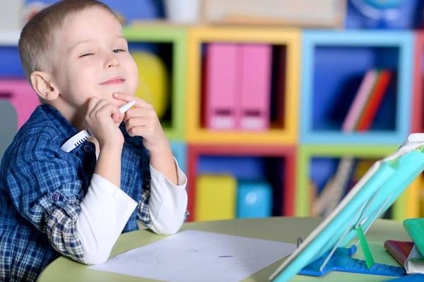 Kleine Jongen Die Een Boek Aan Tafel Leest — Stockfoto