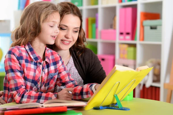 Retrato Una Hermosa Niña Linda Con Madre Haciendo Tarea —  Fotos de Stock