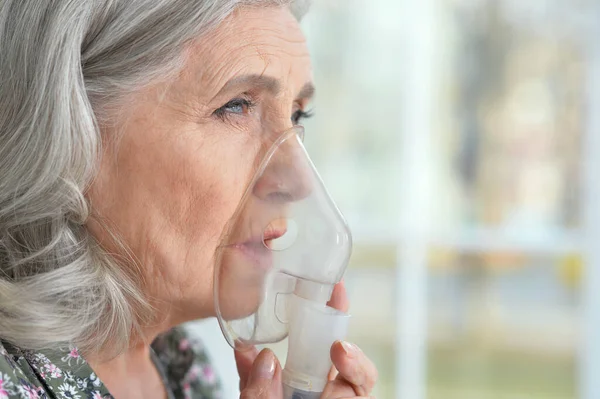 Retrato Una Anciana Con Inhalación Gripe —  Fotos de Stock