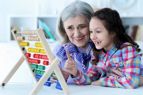 Porträt Von Großmutter Und Enkelin Die Hause Mit Abakus Zählen — Stockfoto