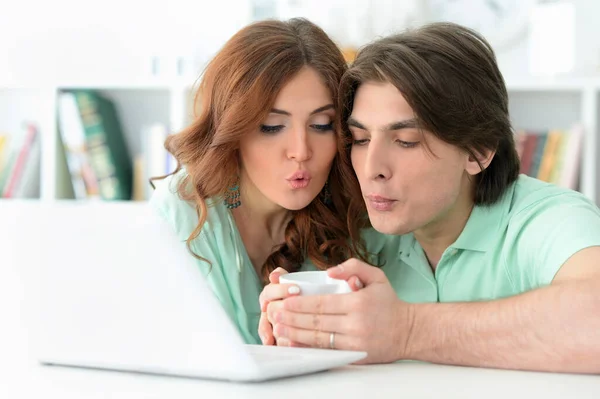 Young Couple Laptop Drinking Tea — Stock Photo, Image