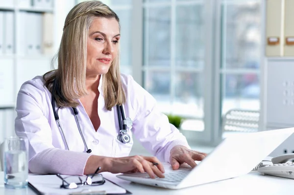 Senior Female Doctor Working Her Cabinet — Stock Photo, Image