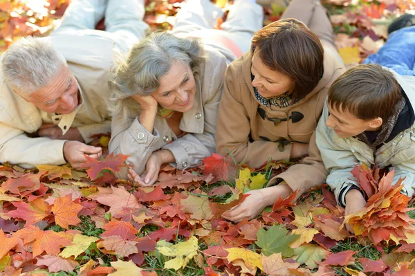 Lycklig familj avkopplande i höst skog — Stockfoto