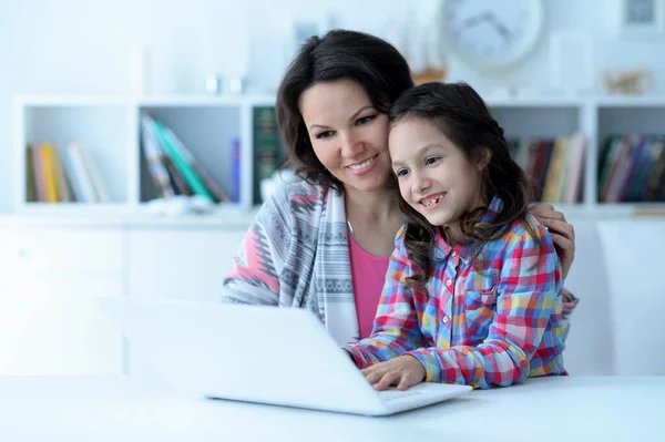 Lycklig Mor Och Dotter Med Laptop Tillsammans — Stockfoto