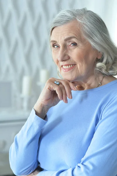 Portret Pięknej Starszej Kobiety Uśmiechniętej Domu — Zdjęcie stockowe