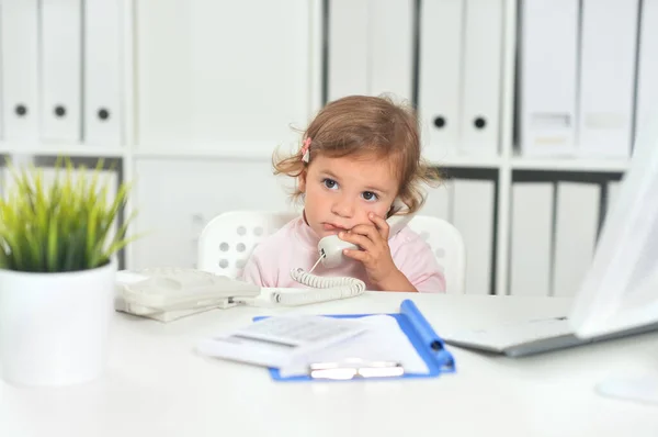 Carino Bambina Utilizzando Telefono Ufficio — Foto Stock