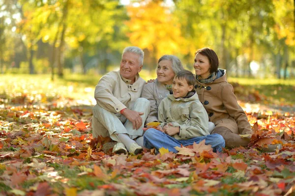 Familia feliz relajándose en el bosque de otoño — Foto de Stock