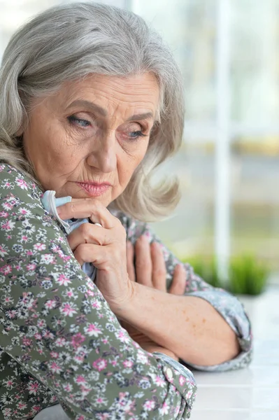 Närbild Porträtt Ledsen Senior Kvinna — Stockfoto