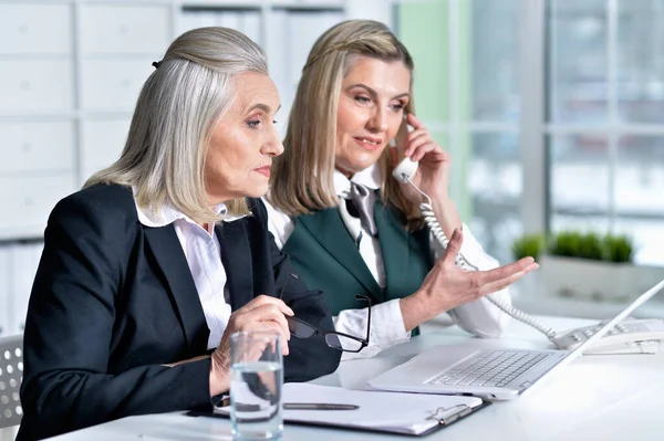 Twee Volwassen Zakenvrouwen Zitten Aan Tafel Met Laptop Werken Samen — Stockfoto