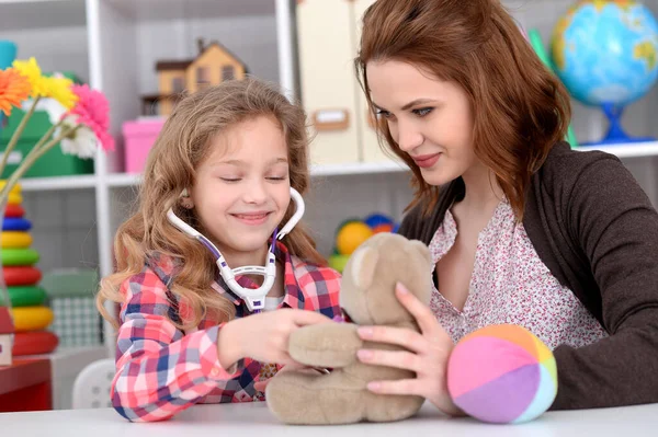 Linda Niña Jugando Enfermera Inspeccionando Oso Peluche Con Estetoscopio —  Fotos de Stock