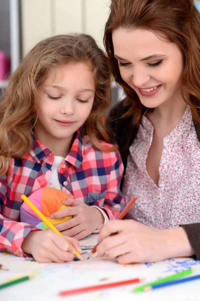 Klein Schattig Meisje Met Moeder Tekening Aan Tafel Thuis — Stockfoto