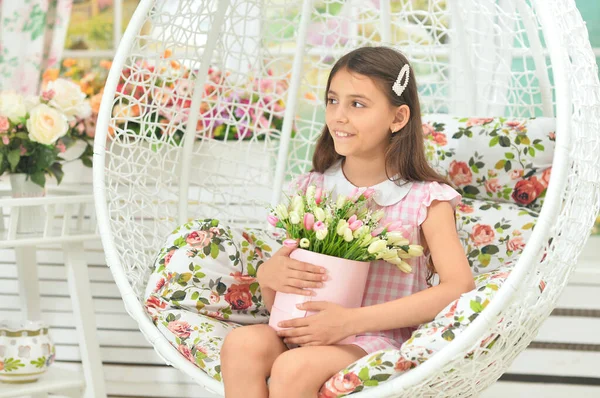 Συναισθηματικό Κοριτσάκι Φόρεμα Που Ποζάρει Λουλούδια — Φωτογραφία Αρχείου