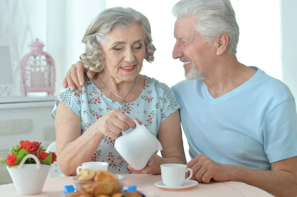 Pareja madura bebiendo té —  Fotos de Stock