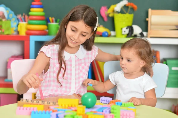 Twee Kleine Meisjes Spelen Met Kleurrijke Plastic Blokken — Stockfoto