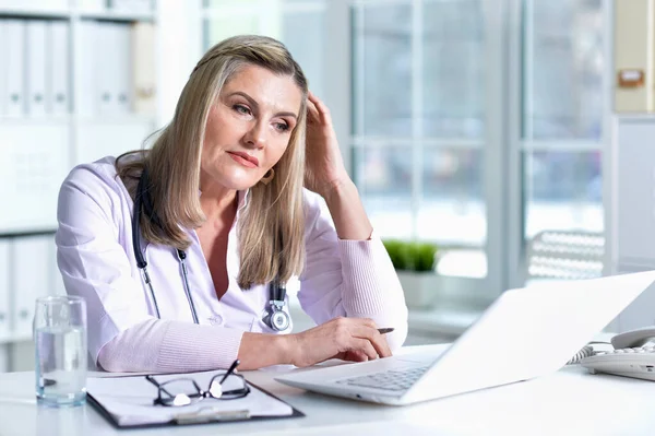 Mujer Mayor Médico Que Trabaja Gabinete — Foto de Stock