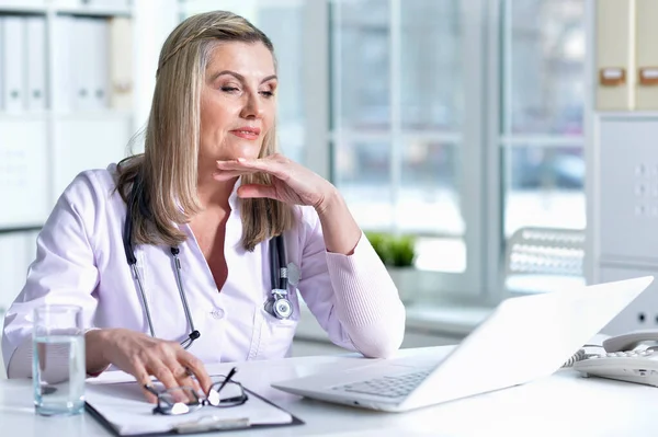 Mujer Mayor Médico Que Trabaja Gabinete —  Fotos de Stock