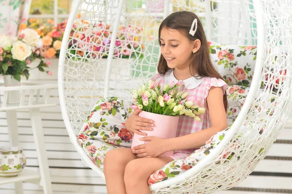 Emotionales Kleines Mädchen Kleid Posiert Mit Blumen — Stockfoto