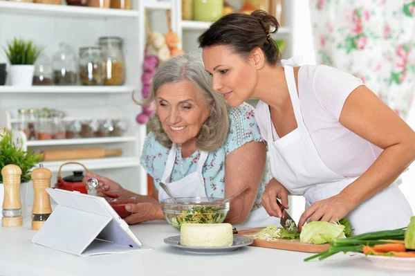 Leende Äldre Mor Och Vuxen Dotter Matlagning Tillsammans Köket — Stockfoto