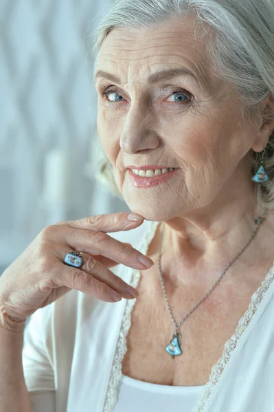 Sorridente Donna Anziana Posa Casa — Foto Stock