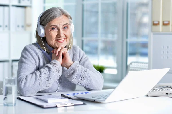 Felice Donna Anziana Utilizzando Computer Portatile — Foto Stock