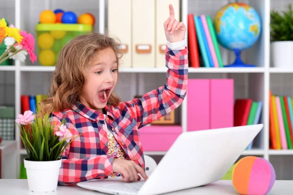 Συναισθηματικά Χαριτωμένο Κορίτσι Χρησιμοποιώντας Φορητό Υπολογιστή — Φωτογραφία Αρχείου