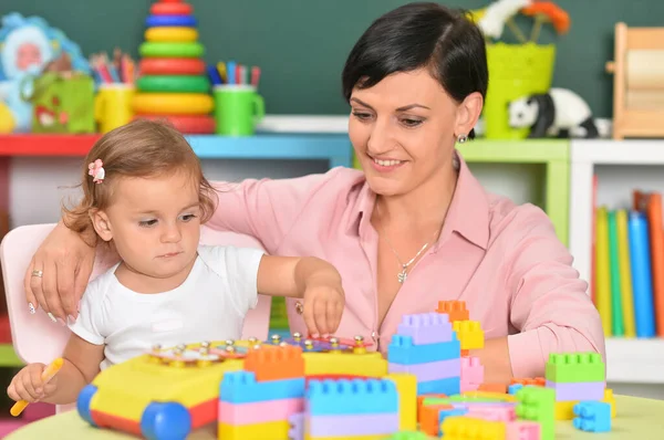 Молода Мати Маленька Дочка Грають Лего — стокове фото