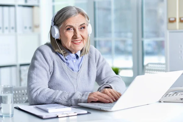 Mujer Mayor Feliz Usando Ordenador Portátil —  Fotos de Stock